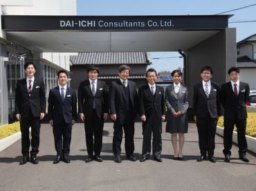 右城社長と新入社員7名